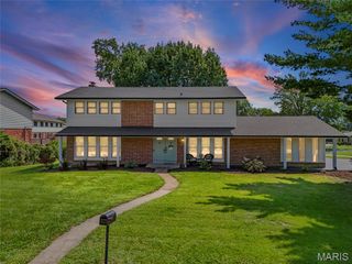 1 Oakland Hills Drive, Chesterfield, MO 63017