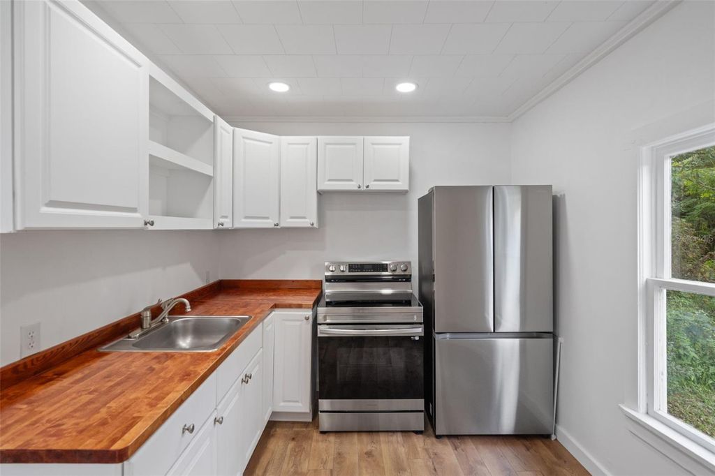 Image 5 of property listing at 515 STAFFORD AVENUE, Brooksville, FL 34601