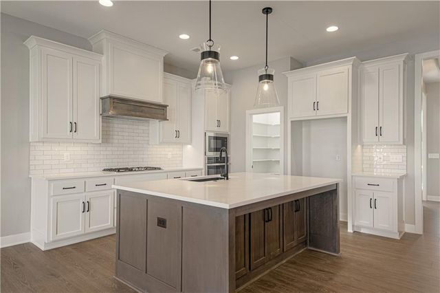 1152 SW Whitby Drive, Lee's Summit, MO 64083