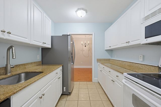 24 S Bulfinch St 201, North Attleboro, MA 02760