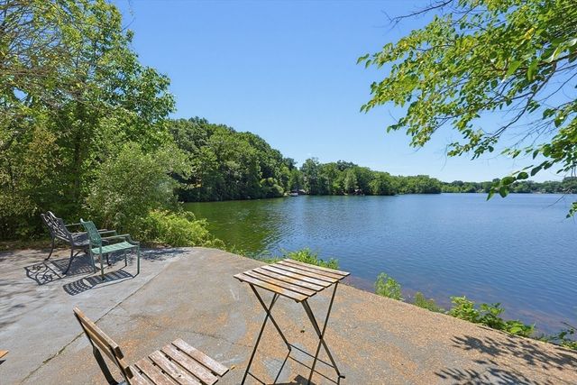 24 S Bulfinch St 201, North Attleboro, MA 02760