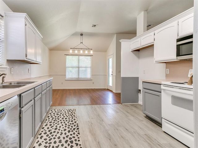 629 NW 19th Street, Moore, OK 73160