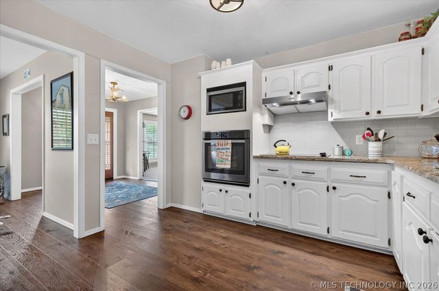 2516 Williamsburg Street S, Bartlesville, OK 74006