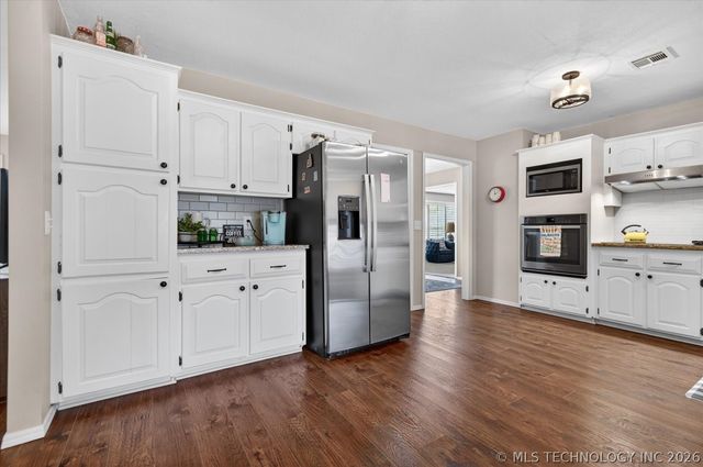 2516 Williamsburg Street S, Bartlesville, OK 74006