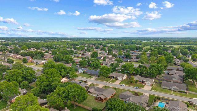 2516 Williamsburg Street S, Bartlesville, OK 74006