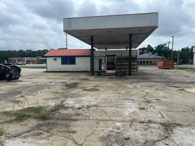 6005 Washington Avenue, Ocean Springs, MS 39564