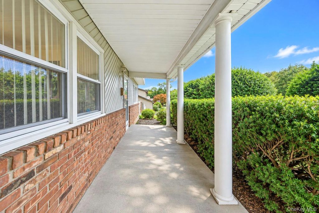 38 Waterford Drive, Wheatley Heights, NY 11798 — photo 3