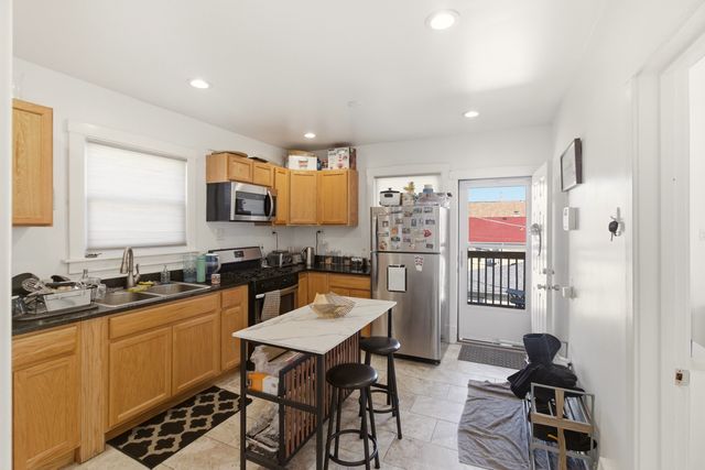 4462 W Wilson Avenue, Chicago, IL 60630