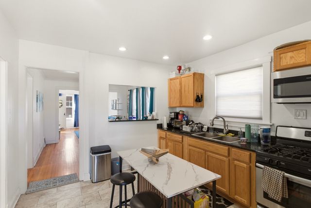 4462 W Wilson Avenue, Chicago, IL 60630