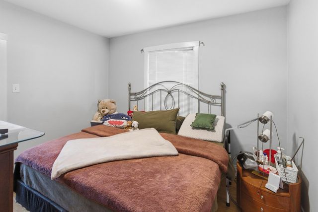 4462 W Wilson Avenue, Chicago, IL 60630