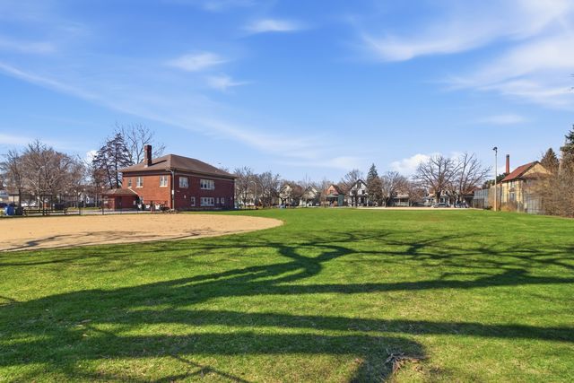 4462 W Wilson Avenue, Chicago, IL 60630