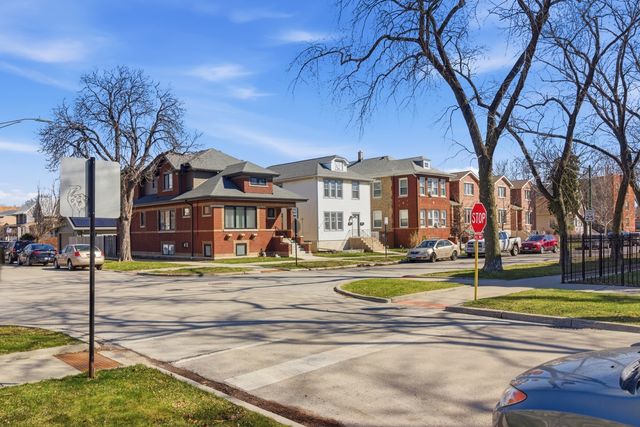4462 W Wilson Avenue, Chicago, IL 60630