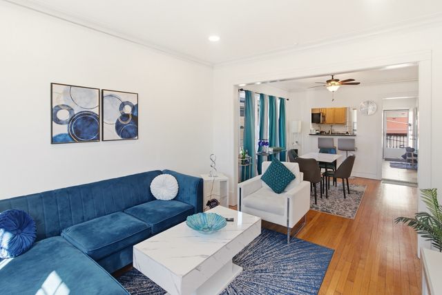 4462 W Wilson Avenue, Chicago, IL 60630