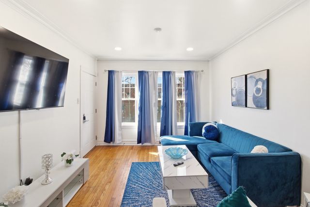 4462 W Wilson Avenue, Chicago, IL 60630