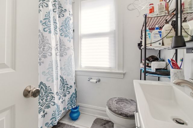 4462 W Wilson Avenue, Chicago, IL 60630