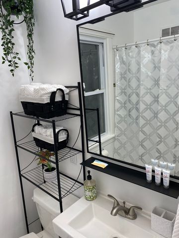 4462 W Wilson Avenue, Chicago, IL 60630