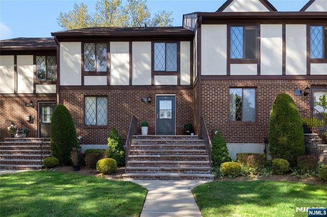18 Holiday Court, River Vale, NJ 07675