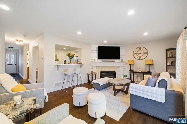 18 Holiday Court, River Vale, NJ 07675