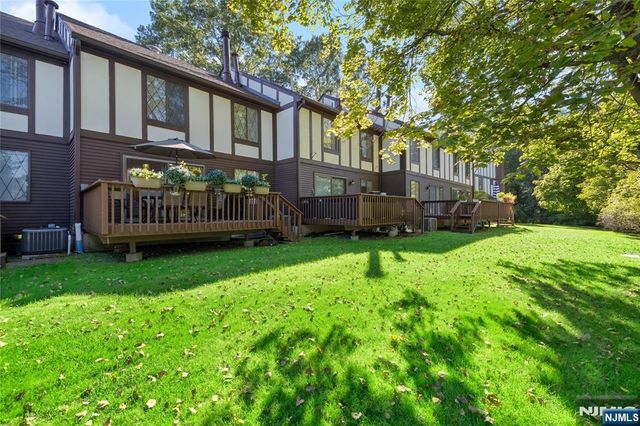 18 Holiday Court, River Vale, NJ 07675