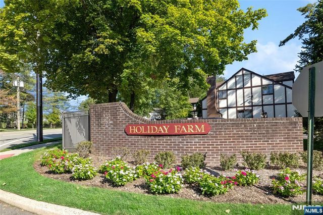 18 Holiday Court, River Vale, NJ 07675