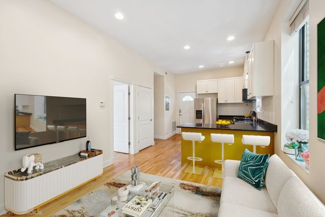 2329 N Oakley Avenue 3E, Chicago, IL 60647