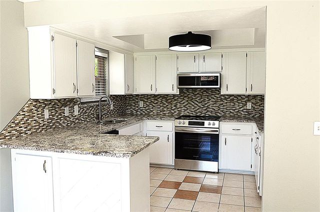 105 Lochwood Place, Yukon, OK 73099