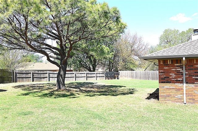 105 Lochwood Place, Yukon, OK 73099