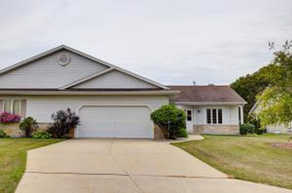4547 W Maplewood DRIVE, Greenfield, WI 53220
