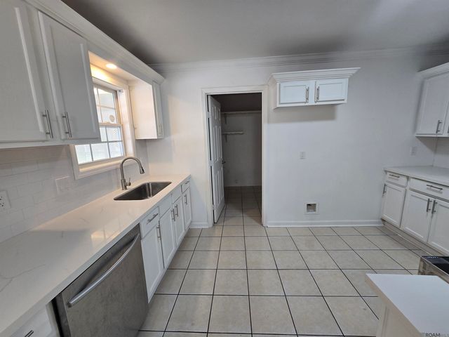 2405 Boxwood Dr, Baker, LA 70714