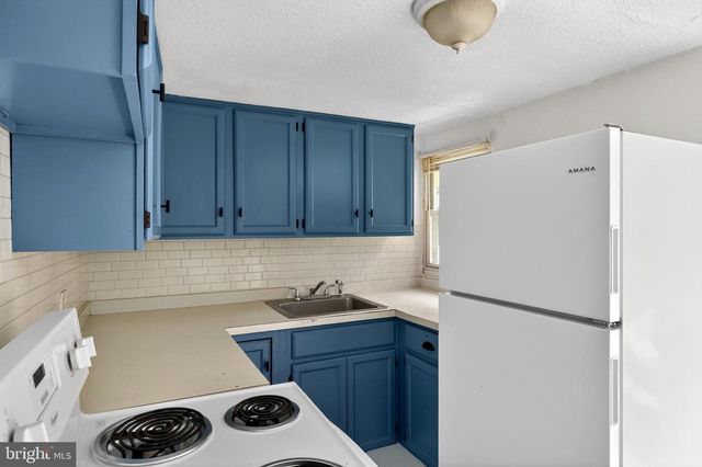 16 WHITE CLAY DR, Newark, DE 19711