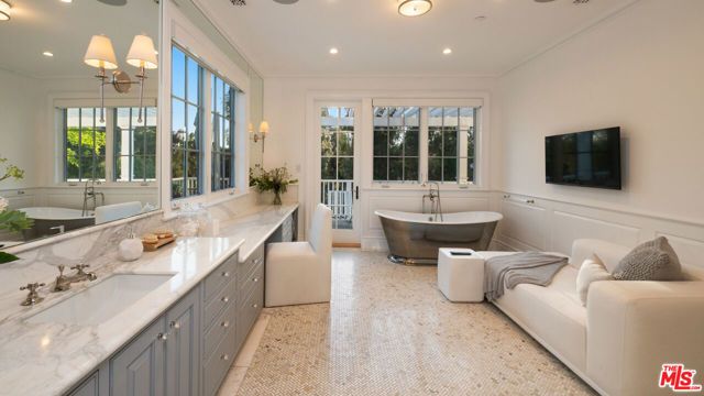 491 N Tigertail Road, Los Angeles, CA 90049