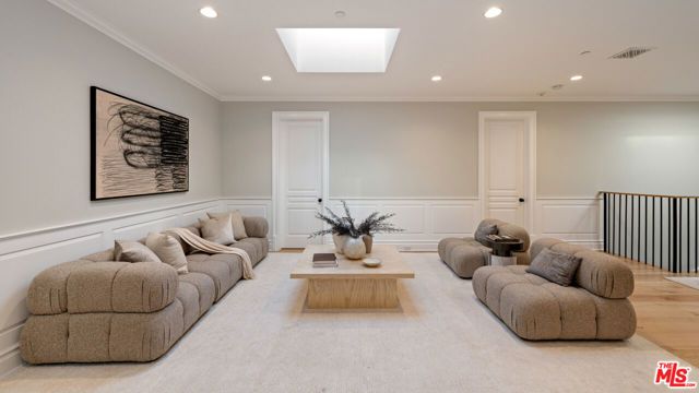 491 N Tigertail Road, Los Angeles, CA 90049