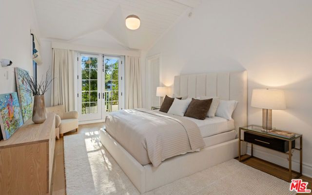 491 N Tigertail Road, Los Angeles, CA 90049