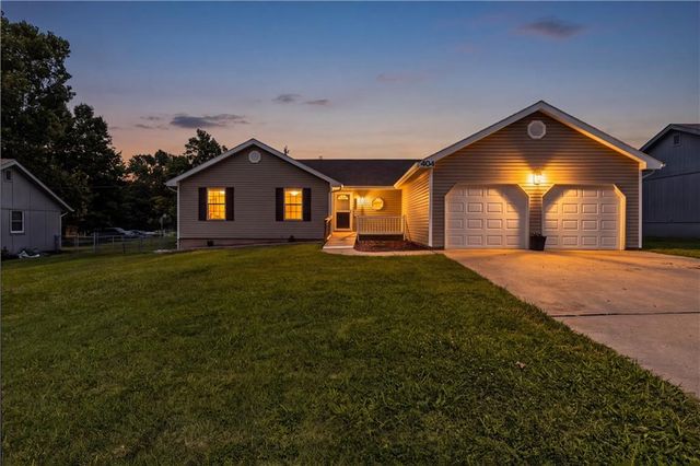 404 Oakwood Street, Harrisonville, MO 64701