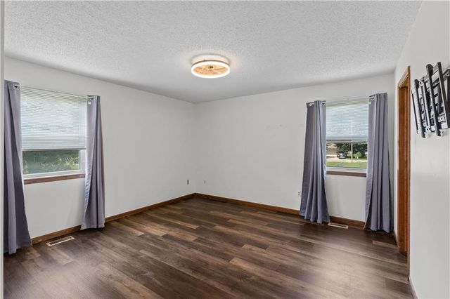 404 Oakwood Street, Harrisonville, MO 64701