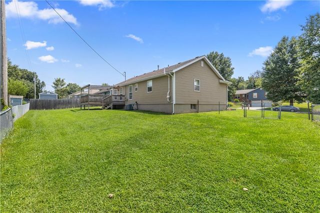 404 Oakwood Street, Harrisonville, MO 64701