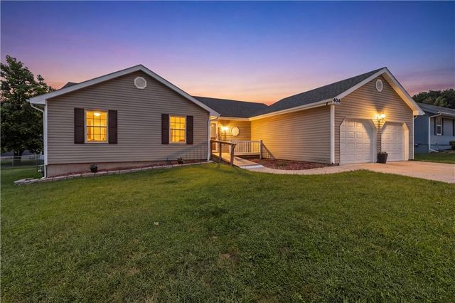 404 Oakwood Street, Harrisonville, MO 64701