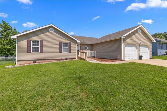 404 Oakwood Street, Harrisonville, MO 64701