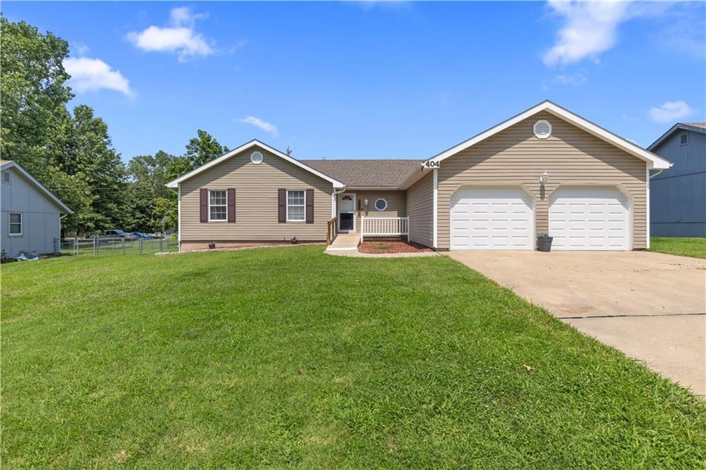 404 Oakwood Street, Harrisonville, MO 64701