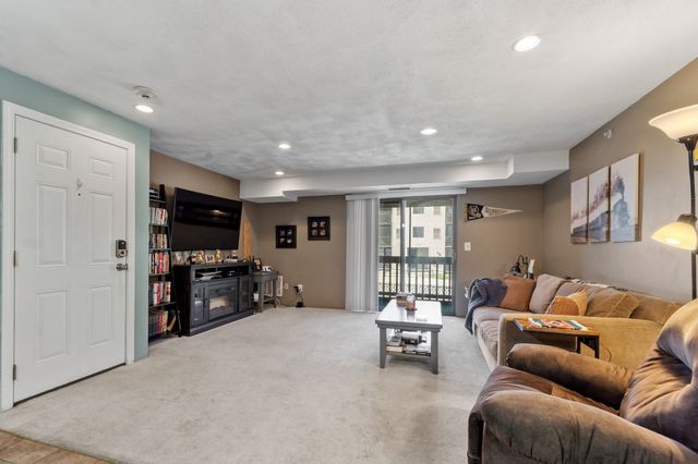 12 Village Ln 45, Tyngsborough, MA 01879