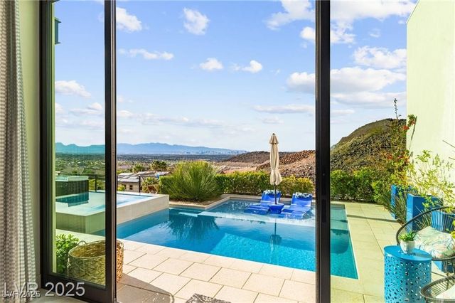 387 Solitude Peak Lane, Henderson, NV 89012