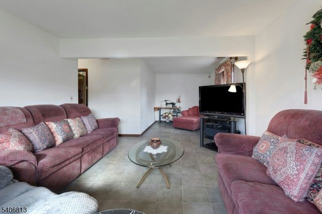 4 Highfield Ct, Wayne Twp., NJ 07470