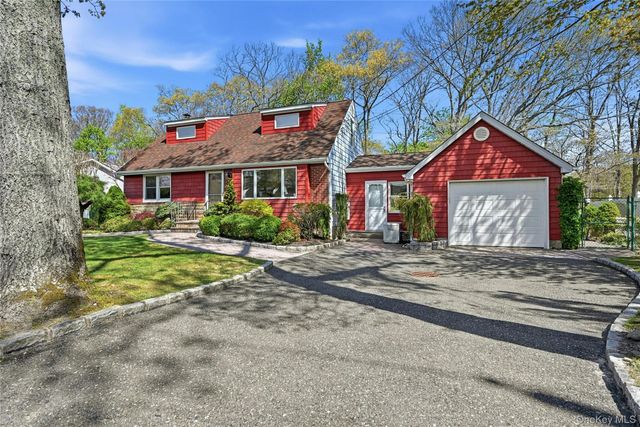 9 Robinson Street, Shoreham, NY 11786