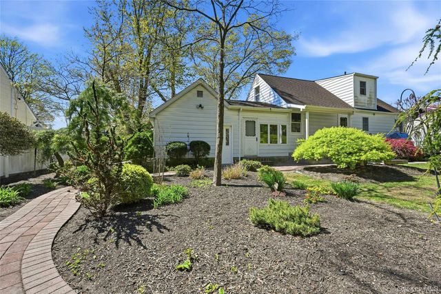 9 Robinson Street, Shoreham, NY 11786