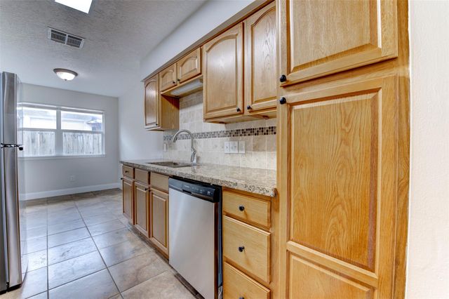 4814 Big Reef Drive, Bacliff, TX 77518