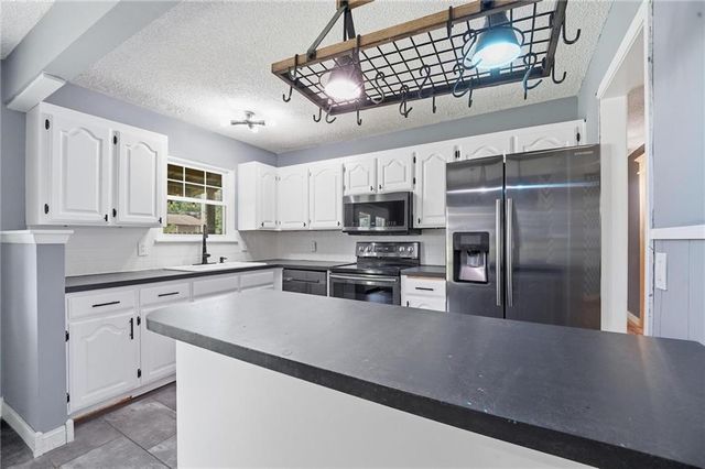 16916 HART Avenue, Independence, MO 64055