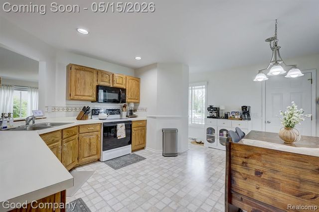 2370 Lansbury Drive, Waterford, MI 48329