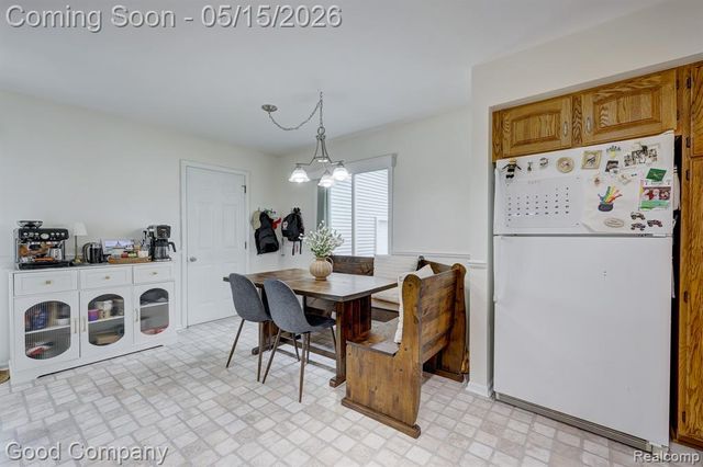 2370 Lansbury Drive, Waterford, MI 48329