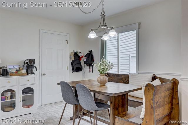 2370 Lansbury Drive, Waterford, MI 48329