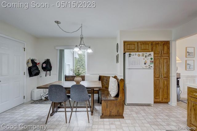 2370 Lansbury Drive, Waterford, MI 48329